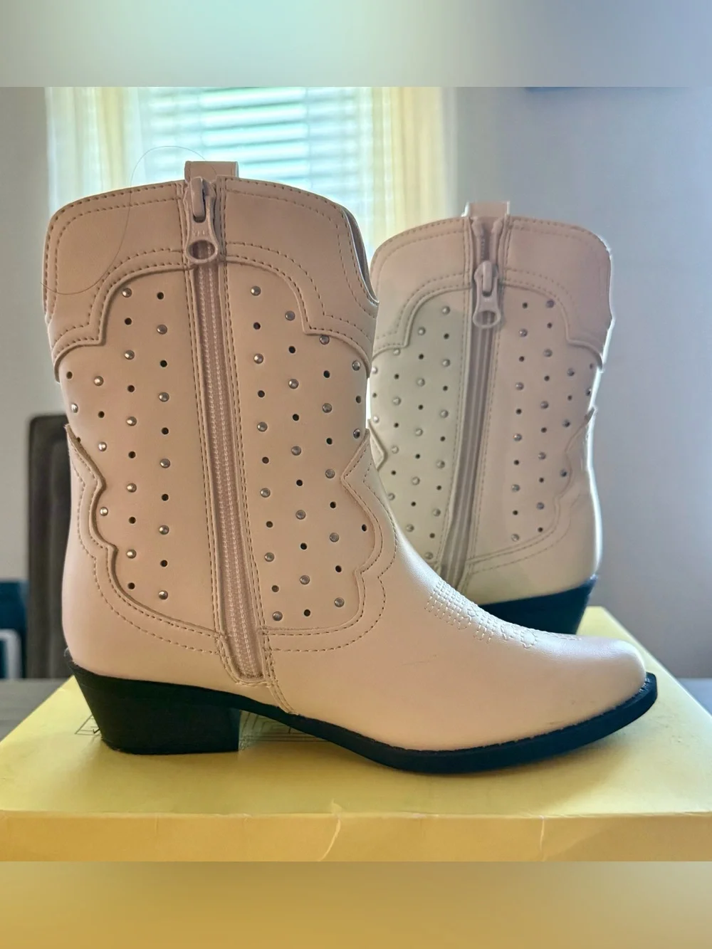 art class Trendy Off-White Girls Western Studded Pull-On Boots | Sz. 1✨NWB